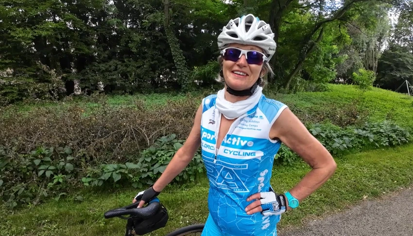 Flora reviewing Posdelas Joyseat