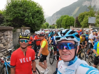 SportActive cyclists outside H&ocirc;tel La Ferme du Lac