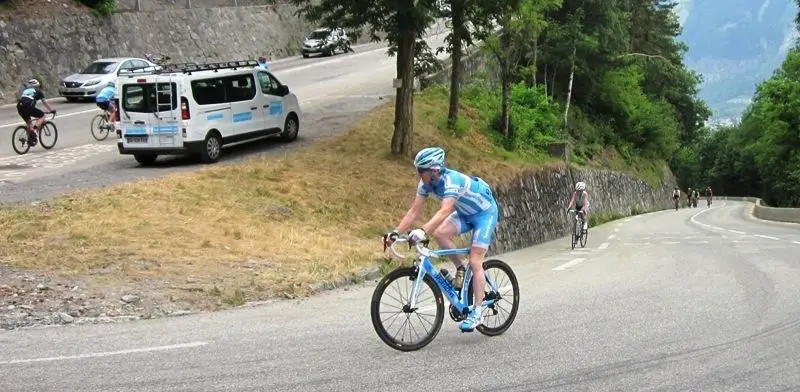  SportActive Cyclists riding one of Alpe D'Huez hairpin bends - 24 Facts About Alpe d&rsquo;Huez You May Not Know - SportActive