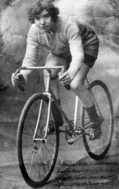 Alfonsina Morini riding her bike. She was the first female cyclist to compete in the Giro dItalia - Five Inspirational and Influential Women Cyclists Past and Present - SportActive